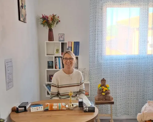 Karine, praticienne en soins énergétiques et magnétisme à l'Espace Satya d'Elne