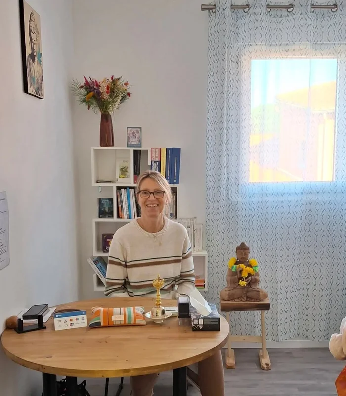 Karine, praticienne en soins énergétiques et magnétisme à l'Espace Satya d'Elne