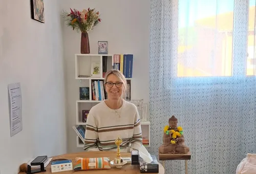 Karine, praticienne en soins énergétiques et magnétisme à l'Espace Satya d'Elne