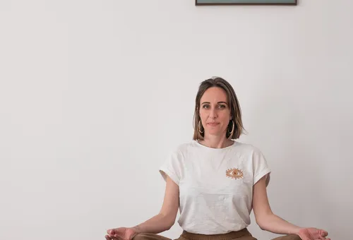 Justine, professeure de yoga et psychologue à l'Espace Satya d'Elne